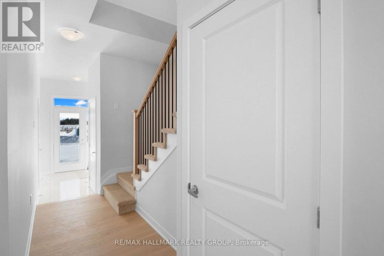 29360428/1944-hawker-private/huntley-ward-south-east/ottawa/ontario/K2M0M5_12