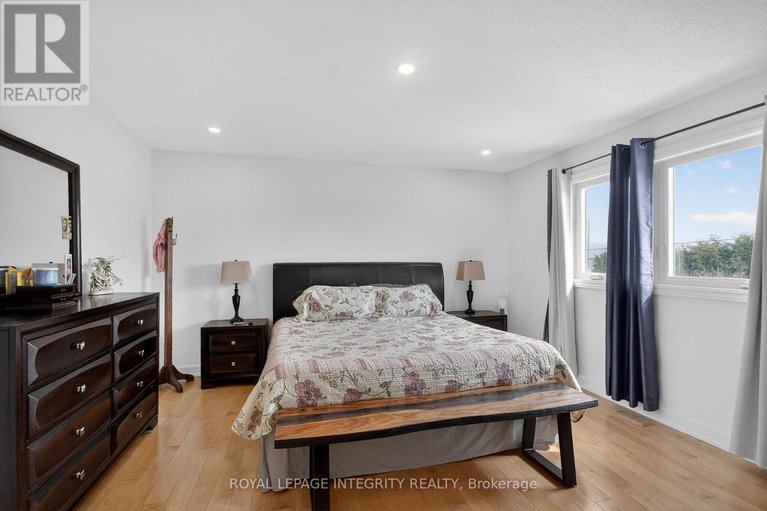 29484455/2092-legrand-crescent/queenswood-heights-south/ottawa/ontario/K1E3T6_24