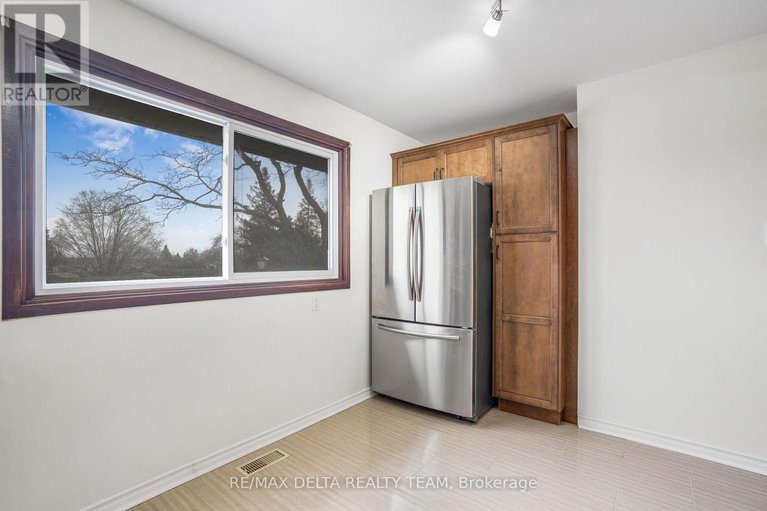 28252608/49-2115-erinbrook-crescent/sheffield-glenindustrial-park/ottawa/ontario/K1B4J5_10