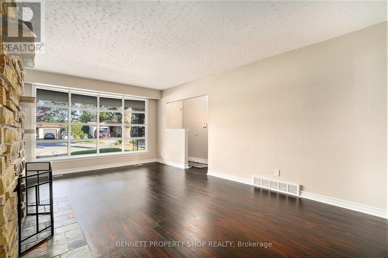 28985816/2606-egan-road/mooneys-bayriverside-park/ottawa/ontario/K1V8N1_3