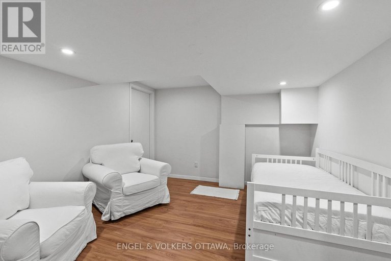 28548966/20-mohawk-crescent/bruce-farmgraham-parkqualicumbellands/ottawa/ontario/K2H7G6_35