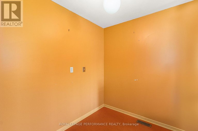 29640031/2015-summerfields-crescent/chapel-hill/ottawa/ontario/K1C7B4_18