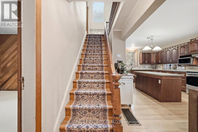 29219287/1814-old-montreal-road/cumberland-ridge/ottawa/ontario/K4C1G8_6