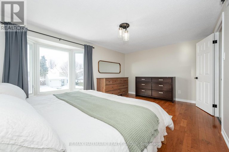 29349068/70-melanie-crescent/glencairnhazeldean/ottawa/ontario/K2L2J8_26