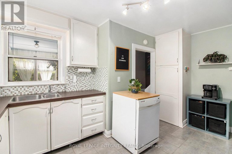 28820811/484-whitney-street/winchester/north-dundas/ontario/K0C2K0_11