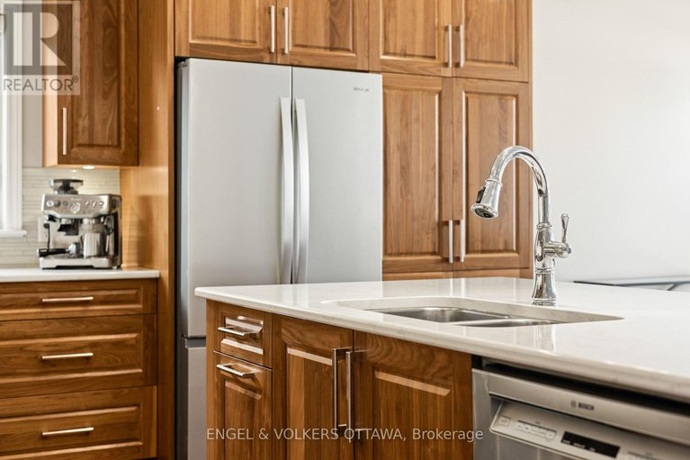 29636459/865-tewin-circle/camelot/ottawa/ontario/K4A1K1_11