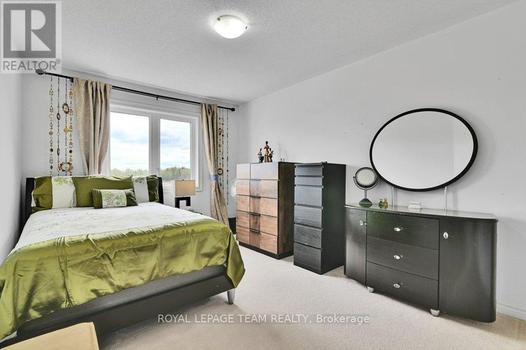 28330795/130-winterhaven-drive/mer-bleuebradley-estatesanderson-park/ottawa/ontario/K1W0H4_22