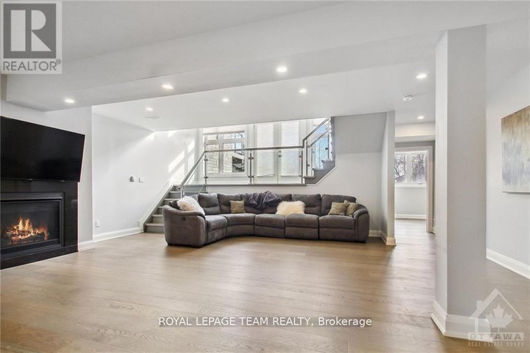 28424463/525-leimerk-court/manotick-village-manotick-estates/ottawa/ontario/K4M0B2_22