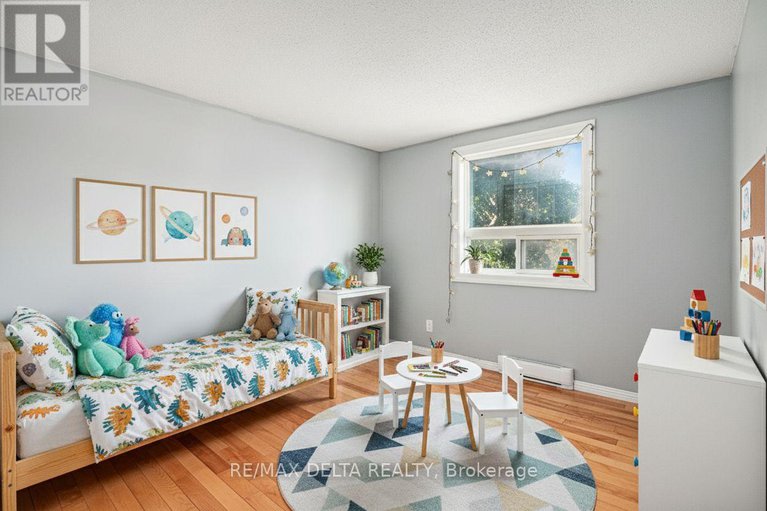 28869858/1345-cedarcroft-crescent/pineview/ottawa/ontario/K1B5G8_12