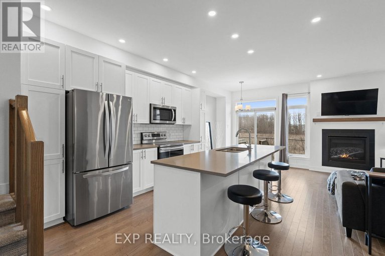 28297698/653-putney-crescent/stittsville-south/ottawa/ontario/K2S2N7_9