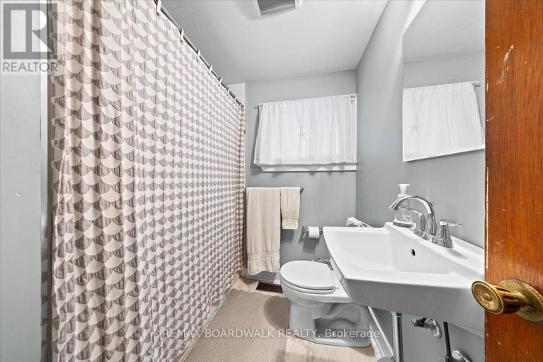 29467725/151-riverdale-avenue/old-ottawa-southrideau-gardens/ottawa/ontario/K1S1R1_37