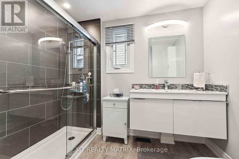28863481/347-shakespeare-street/vanier/ottawa/ontario/K1L5M1_29