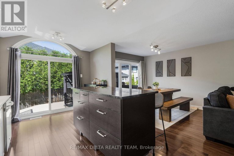 28643718/564-langelier-avenue/mer-bleuebradley-estatesanderson-park/ottawa/ontario/K1W0E7_12