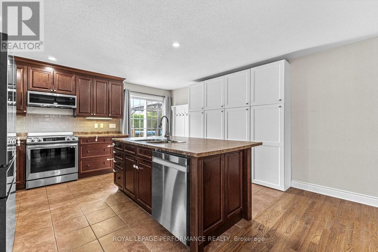 29305274/7-settlement-lane/village-of-russell/russell/ontario/K4R0A4_12