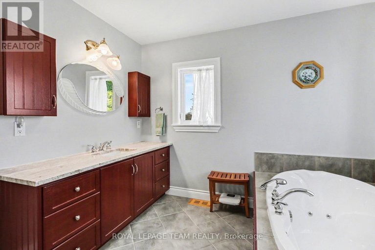 29659900/2370-county-18-road/kemptville/north-grenville/ontario/K0G1J0_18