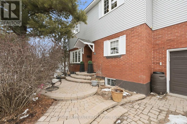 29522201/605-rowanwood-avenue/mckellarhighland/ottawa/ontario/K2A3E3_3