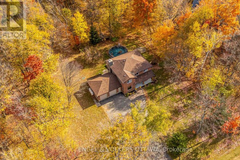 29015610/4720-whispering-willow-drive/sarsfieldbearbrook/ottawa/ontario/K4B1J1_41