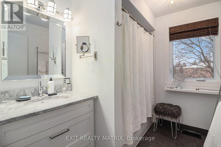 29247214/813-clearcrest-crescent/fallingbrookridgemount/ottawa/ontario/K4A3E8_16