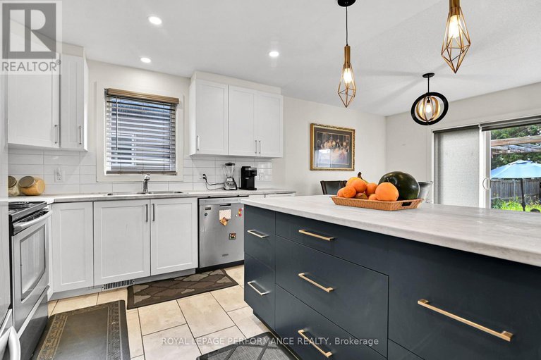 28812434/609-robert-street/town-of-rockland/clarence-rockland/ontario/K4K1E8_5