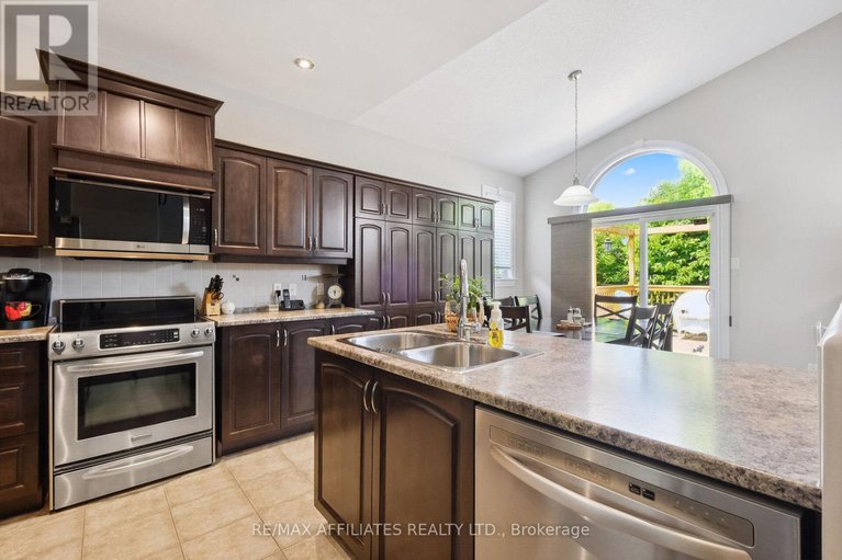 28426822/176-topaze-crescent/town-of-rockland/clarence-rockland/ontario/K4K0E2_18