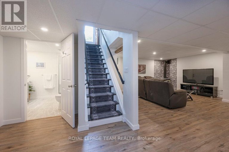 28365689/2765-quinn-road/emerald-woodssawmill-creek/ottawa/ontario/K1T3V4_19