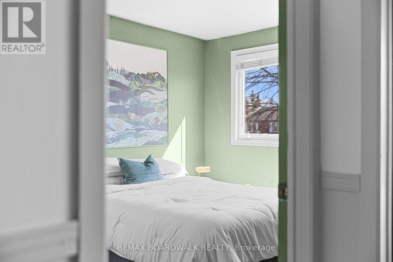 29576732/567-latour-crescent/fallingbrookgardenway-south/ottawa/ontario/K4A1P3_31