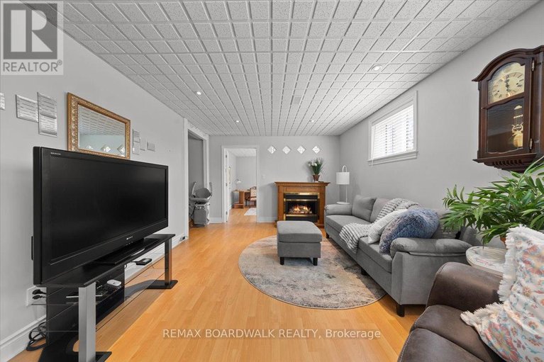 29641184/1210-barnett-drive/cumberland-village/ottawa/ontario/K4C1C7_37