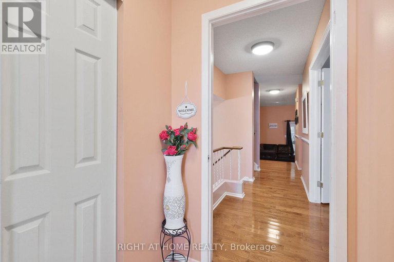 28221078/6104-vineyard-drive/convent-glen/ottawa/ontario/K1C2K2_8