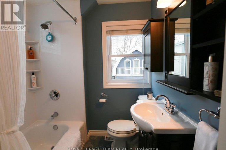 28247814/16-gwynne-avenue/civic-hospital/ottawa/ontario/K1Y1W9_21