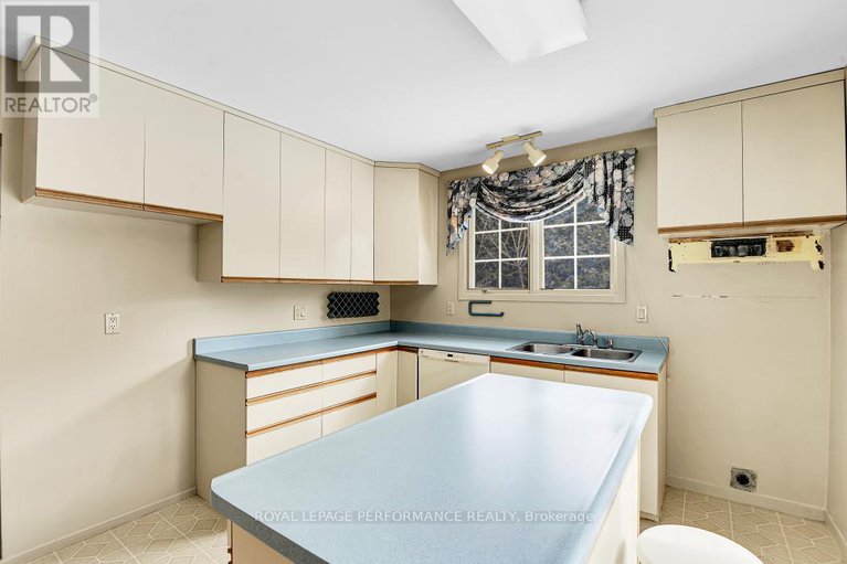 28381018/1970-marquis-avenue/beaconwood/ottawa/ontario/K1J8J4_11