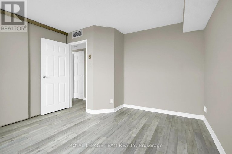 28815929/804-100-grant-carman-drive/borden-farmstewart-farmcarleton-heightsparkwood-hills/ottawa/ontario/K2E8B8_21