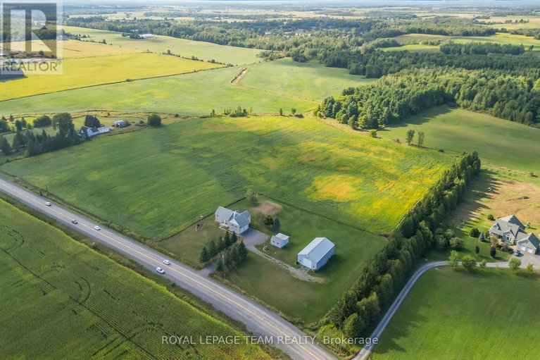 28816366/8665-russell-road/sarsfieldbearbrook/ottawa/ontario/K4B0J7_31