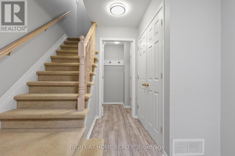 29127565/4-thorburn-private/lower-town/ottawa/ontario/K1N1G4_13