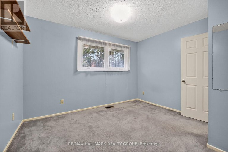 29038840/1415-plumber-avenue/carson-grove/ottawa/ontario/K1K4B2_28