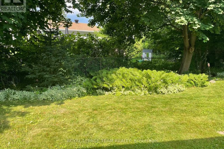 29172924/30-juniper-court/borden-farmstewart-farmcarleton-heightsparkwood-hills/ottawa/ontario/K2E5M6_30