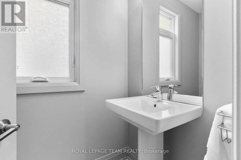 28887517/304-long-acres-street/bridlewood/ottawa/ontario/K2M0H1_24