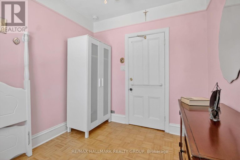 29421781/512-melbourne-avenue/mckellarhighland/ottawa/ontario/K2A1W5_26