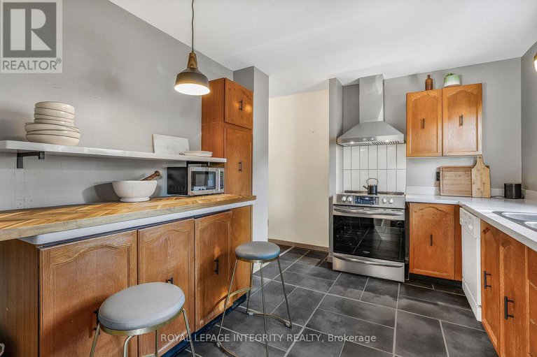 28956681/1454-deavy-way/bilberry-creekqueenswood-heights/ottawa/ontario/K1E2W8_13