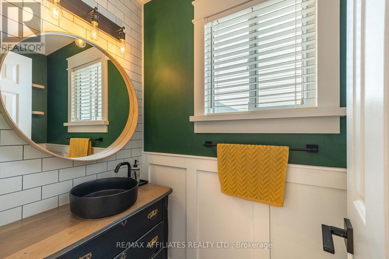 29083529/1687-tache-way/fallingbrookpineridge/ottawa/ontario/K4A2T5_11