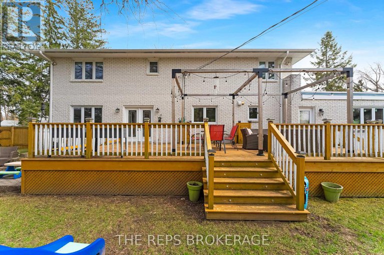 28336978/3062-upper-otterson-place/mooneys-bayrevelstoke/ottawa/ontario/K1V7B6_32