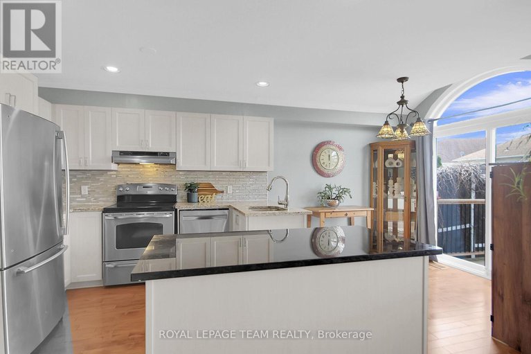 28277167/484-meadowbreeze-drive/emerald-meadowstrailwest/ottawa/ontario/K2M2T6_10