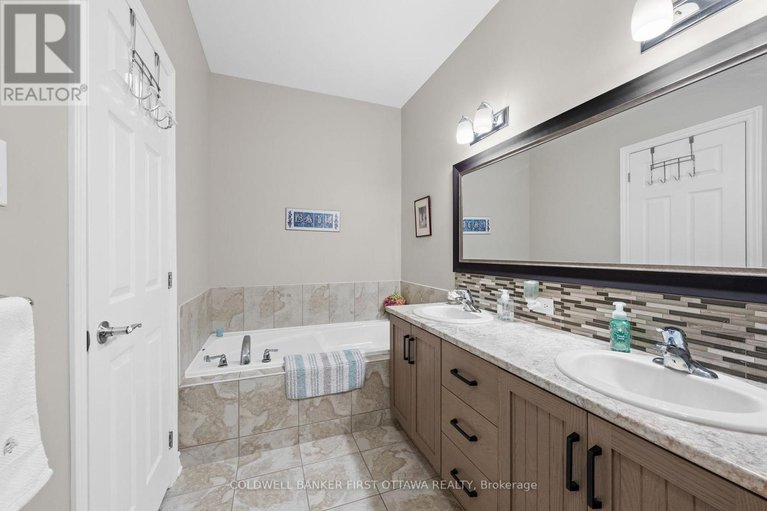 29258505/239-royal-landing-gate/north-grenville-twp-kemptville-south/north-grenville/ontario/K0G1J0_18