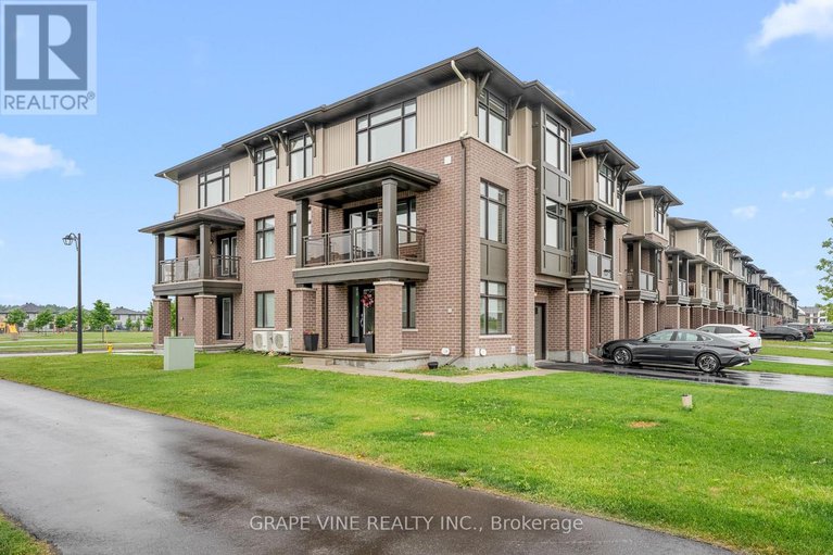 28472373/60-verglas-lane/mer-bleuebradley-estatesanderson-park/ottawa/ontario/K1W0R2_1