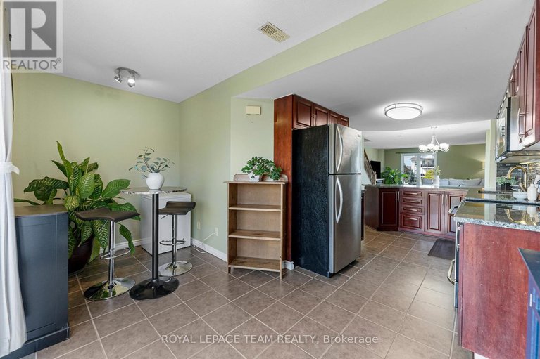 28888816/368-crownridge-drive/emerald-meadowstrailwest/ottawa/ontario/K2M3A4_14