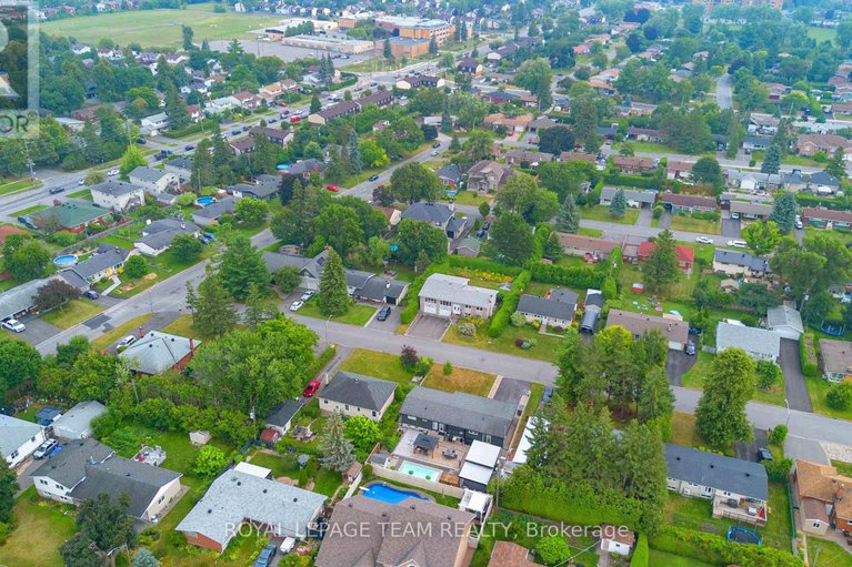 28701491/8-oakwood-avenue/city-viewskylinefisher-heightsparkwood-hills/ottawa/ontario/K2E6A5_36