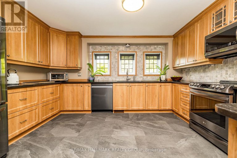 28462169/1329-south-gower-drive-s/north-grenville-twp-kemptville-east/north-grenville/ontario/K0G1J0_9