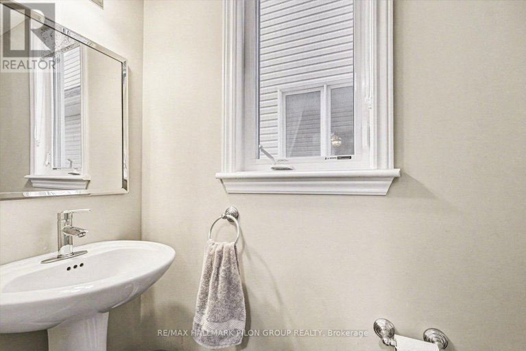 29373643/845-contour-street/mer-bleuebradley-estatesanderson-park/ottawa/ontario/K1W0G6_9