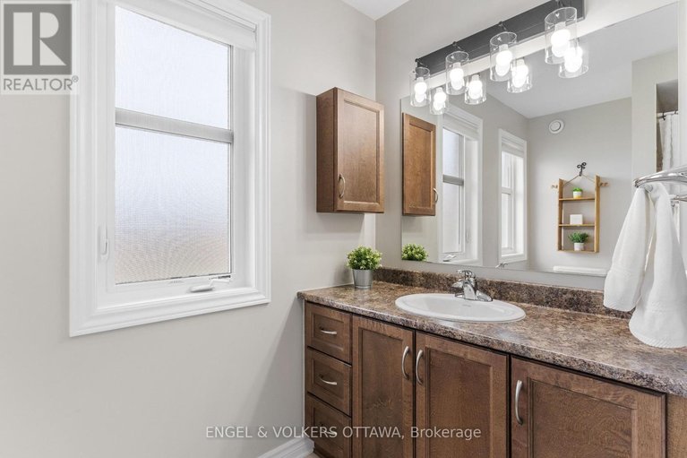 29651114/56-settlement-lane/village-of-russell/russell/ontario/K4R0A4_36