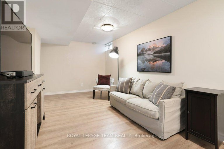 28522929/8-black-rivers-place/bridlewood/ottawa/ontario/K2M2E2_41