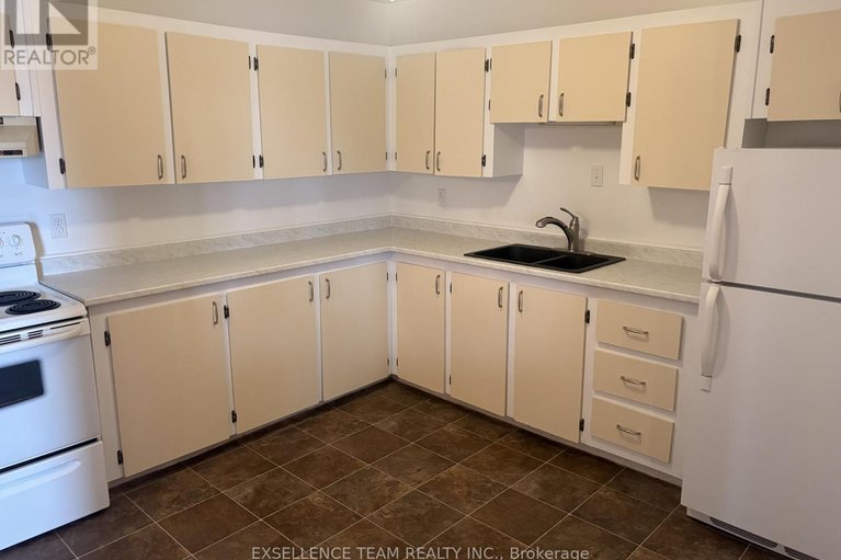 29464236/220-kenyon-street/alexandria/north-glengarry/ontario/K0C1A0_4